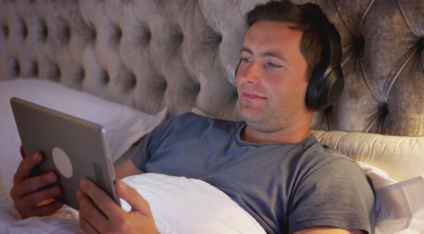headphones-on-the-bed-2