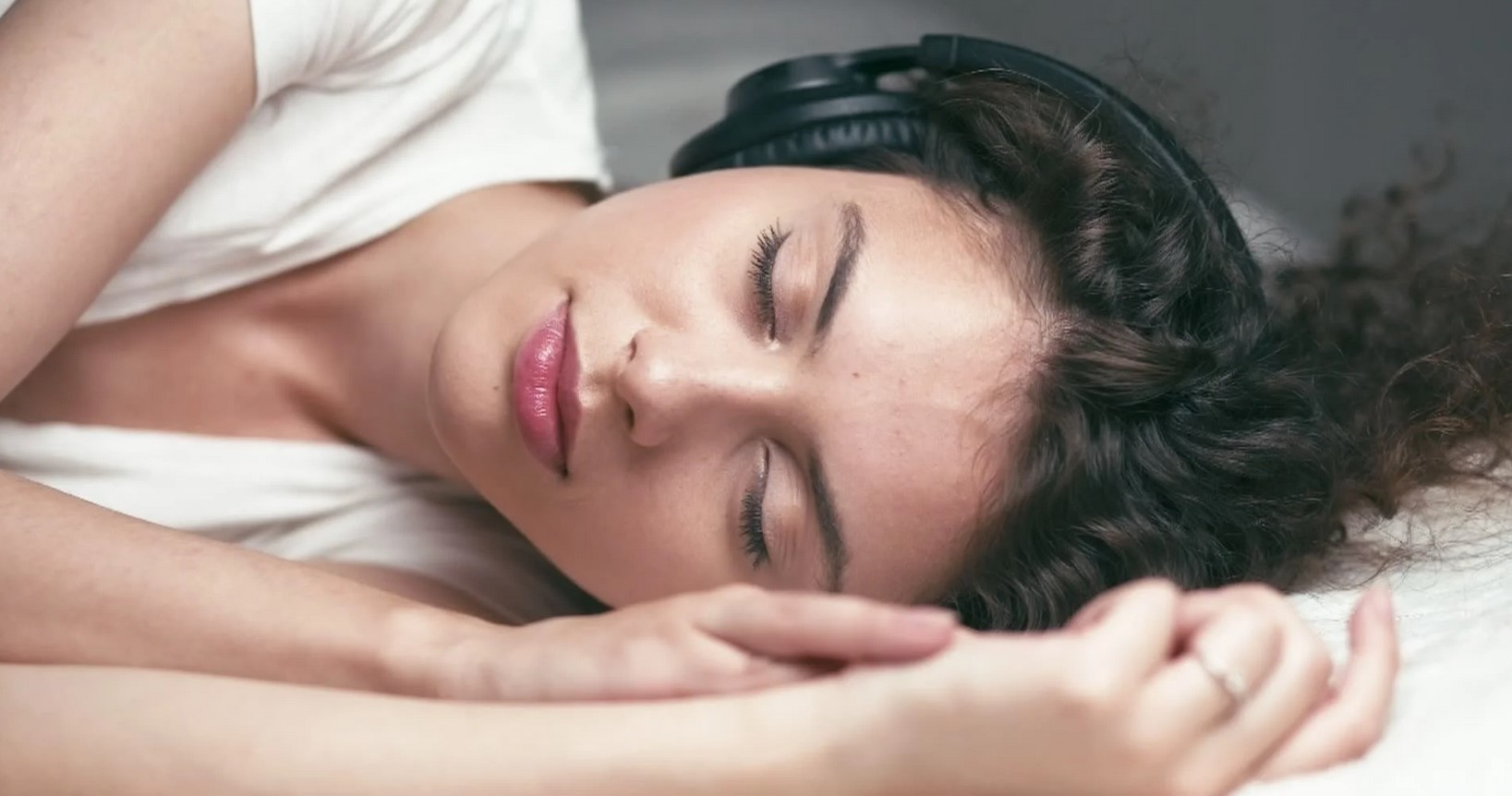 headphones-on-the-bed-3