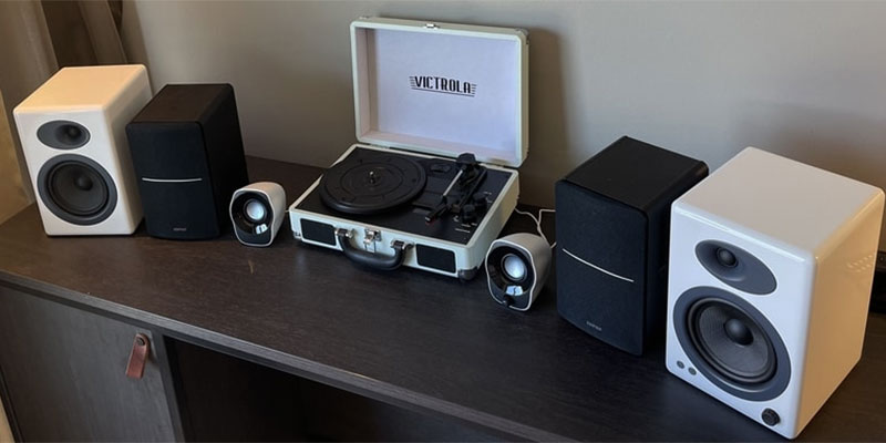 speakers and record player